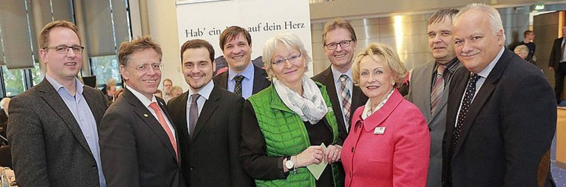 Landrat Hans-Jürgen Petrauschke (2.v.l.) beim Herz-Seminar 2016 mit Marc Zellerhoff, Dr. Carlos Correia de Freitas, Dr. Torsten Becker, Ruth Wiedner, Kreisgesundheitsdezernent Karsten Mankowsky, Beate Kopp, Dr. Rainer Bude und Prof. Michael Haude