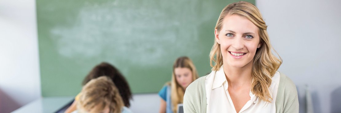 Einige Frauen in lernend in einem Klassenzimmer.