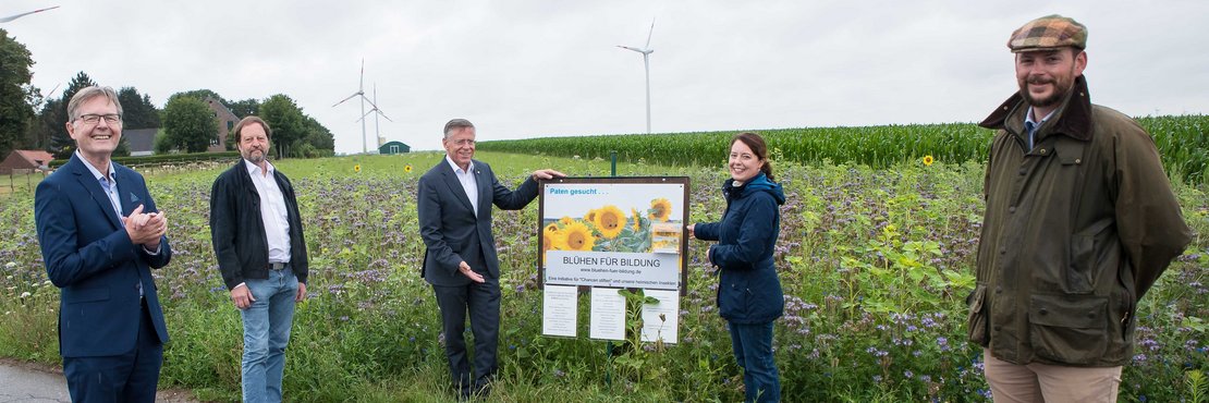 Karsten Mankowsky, Wolfgang Wappenschmidt, Landrat Hans-Jürgen Petrauschke, Christina Wolfgarten und Dr. Arno Becker vor den Blühflächen am Buscherhof