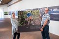 Dr. Kathrin Wappenschmidt und Christoph Esser halten ein Bild der Ausstellung hoch