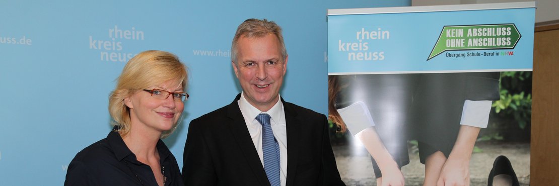 Kreisdirektor Dirk Brügge und Claudia Trampen präsentieren die neue Broschüre des Rhein-Kreises Neuss zur Studien- und Berufsorientierung.