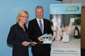Kreisdirektor Dirk Brügge und Claudia Trampen präsentieren die neue Broschüre des Rhein-Kreises Neuss zur Studien- und Berufsorientierung.