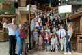 Gruppenfoto der Teilnehmenden Kinder und Erwachsenen