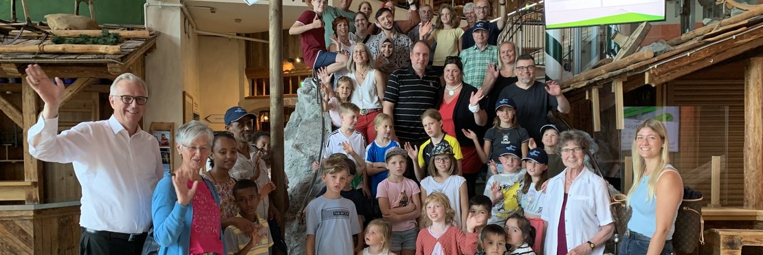 Gruppenfoto der Teilnehmenden Kinder und Erwachsenen