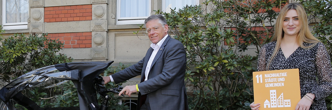 Landrat Hans-Jürgen Petrauschke und Samira Smentkowski, Mobilitätsmanagerin des Rhein-Kreises Neuss