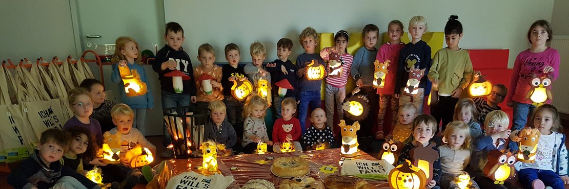 Gruppenbild Kinder mit Martinslaternen