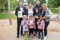 Foto von  Landrat Hans-Jürgen Petrauschke, Kaarsts Bürgermeisterin Ursula Baum, Einrichtungsleiterin Alexandra Böhmel, der pädagogischen Leitung Florian Esser-Greassidou und drei Kindern