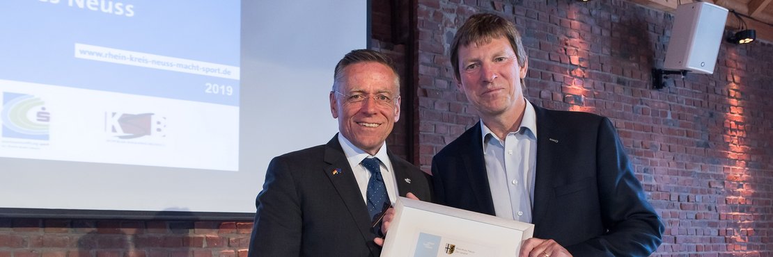 Landrat Hans-Jürgen Petrauschke (links) und Ehrenamtspreisträger Christian Stoffels bei der Sportlerehrung des Kreises, der Stiftung Sport und des Sportbundes Rhein-Kreis Neus