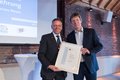 Landrat Hans-Jürgen Petrauschke (links) und Ehrenamtspreisträger Christian Stoffels bei der Sportlerehrung des Kreises, der Stiftung Sport und des Sportbundes Rhein-Kreis Neus