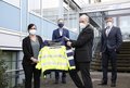 Dr. Dörr übergibt gelbe Jacke mit Aufschrift "Amtsärztin Geusndheitsamt Rhein-Kreis Neuss" an Barbara Albrecht. Dahinter stehen Landrat Hans-Jürgen Petrauschke und Kreisdezernent Karsten Mankowsky.