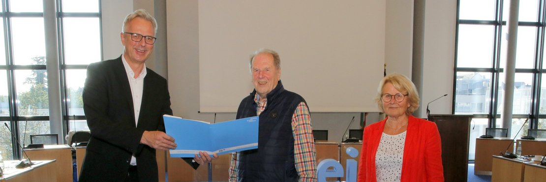 Kreisdirektor Dirk Brügge, Egbert Neubauer und Angela Stein-Ulrich stehen im Kreissitzungssaal