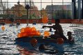 Kinder im Schwimmbad mit orangenen Wasserbällen