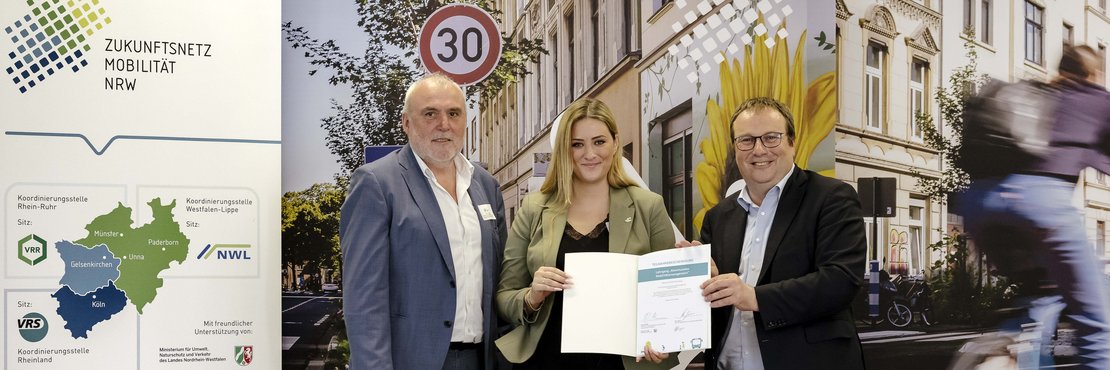 Urkunde für Mobilitätsmanagerin des Rhein-Kreises Neuss (von links): Theo Jansen, Samira Smentkowski und Landesverkehrsminister Oliver Krischer.