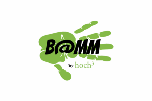 grüner Handabdruck mit schwarzem Schriftzug "B@mm by hoch3"