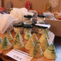 Handgemachte Seifen in verschiedenen Motiven wie zum Beispiel grüne Tannenbäume und weiße Rosen. Dazu gehäkelte, bunte Seifensäckchen. © KreisMuseum Zons