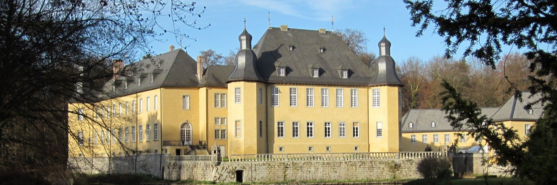 Außenansicht vom Wasserschloss Dyck im Herbst