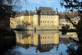 Außenansicht vom Wasserschloss Dyck im Herbst