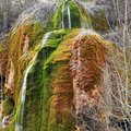 dekorativ, Foto des  Dreimühlen-Wasserfalls in Kerpen in der Eifel © GettyImages-1311793730