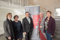 Fünf Personen vor einer Stellwand