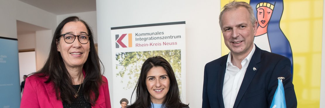 Positive Zwischenbilanz über das Kommunale Integrationszentrum im Rhein-Kreis Neuss gezogen (von links): Ulrike Weyerstraß, Serap Güler und Kreisdirektor Dirk Brügge.