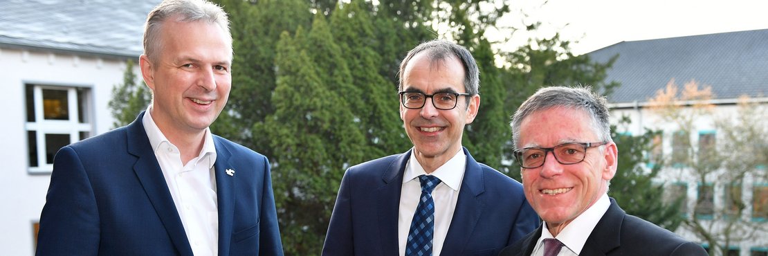 Landrat Hans-Jürgen Petrauschke (r.) und Kreisdirektor Dirk Brügge (l.) empfingen im Kreishaus Grevenbroich den neuen Jobcenter-Geschäftsführer Wolfgang Draeger.