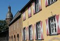 Altes Gebäude mit Turm im Hintergrund