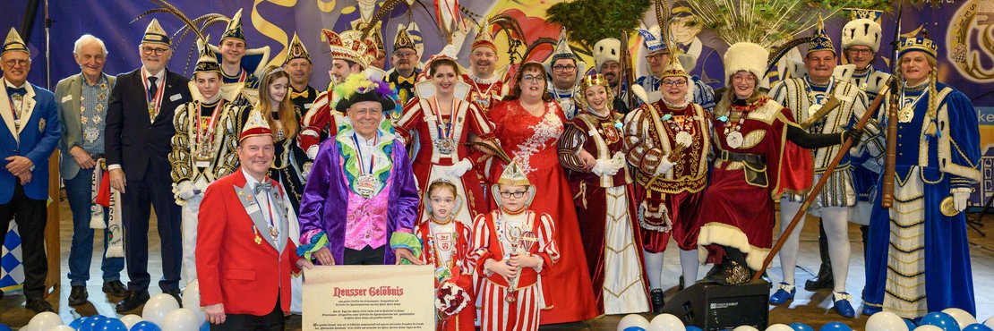 Gruppenfoto der Prinzenpaare und Dreigestirne aus dem Rhein-Kreis Neuss mit Landrat Hans-Jürgen Petrauschke