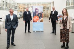 P2 Medien-Geschäftsführer Peter Pfänder erhielt den INNO-RKN Förderbescheid von Landrat Hans-Jürgen Petrauschke, Kreisdirektor Dirk Brügge und Madita Beeckmann.