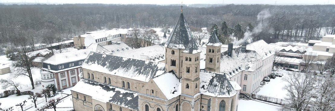 Kloster Knechtsteden aus Vogelperspektive in Schneelandschaft