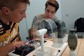 Zwei männliche Schüler experimentieren mit einem Windenergiekoffer
