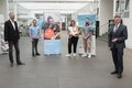 Kreisdirektor Dirk Brügge, Niklas Windeck, Jennifer und Jannik Wetzel und Landrat Hans-Jürgen Petrauschke stehen mit Abstand im Lichthof des Kreishauses Neuss