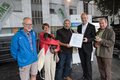 Personengruppe mit Urkunde