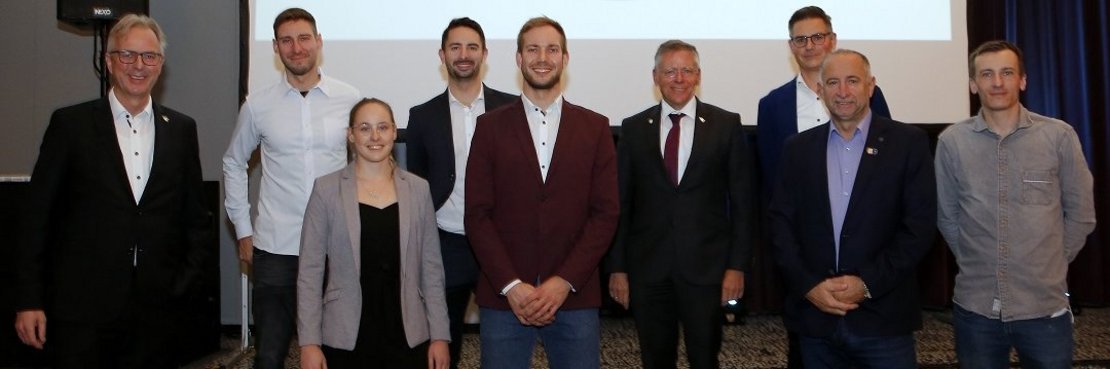 Kreisdirektor und Sportdezernent Dirk Brügge, Max Hartung, Sarah Voss, Matyas Szabo, Benedikt Wagner, Landrat Hans-Jürgen Petrauschke, Benjamin Göntgen, Vilmos Szabo und Physiotherapeut Daniel Hummen