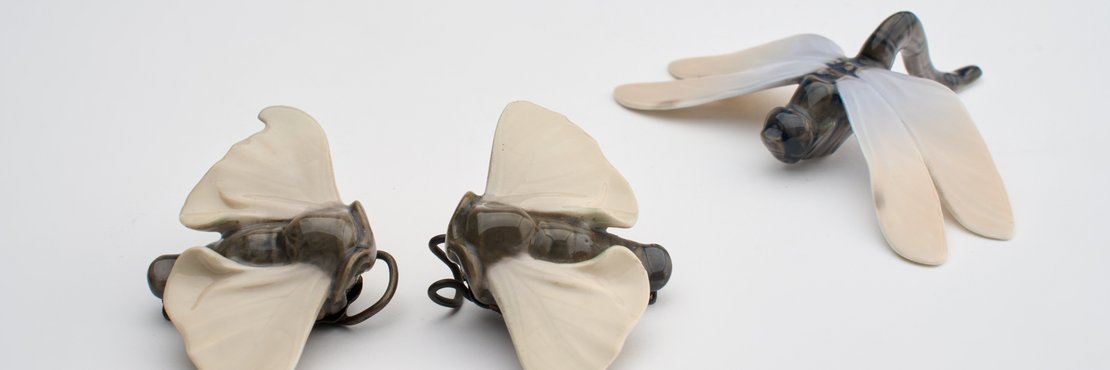 Gürtelschließe aus zwei Nachtfaltern und Libelle, Royal Copenhagen 1898