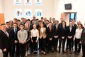 Landrat Hans-Jürgen Petrauschke, Grevenbroichs stellvertretender Bürgermeister Graf von Nesselrode, Kreisschuldezernent Tillmann Lonnes, Kursleiter Timo Rixen und Mitglieder des PasTeG-Vorstands freuten sich mit den Absolventen des 12. PasTeG-Kurses bei der Abschlussfeier im Kreishaus Grevenbroich.
