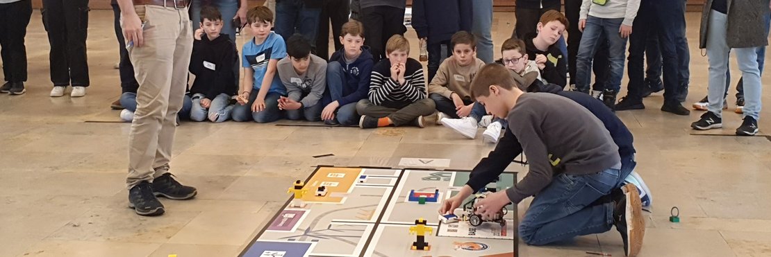 Schulteams beim Lösen einer Aufgabe beim zdi-Roboterwettbewerb