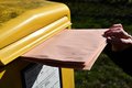 Briefe werden in einen öffentlichen Postkasten geworfen.