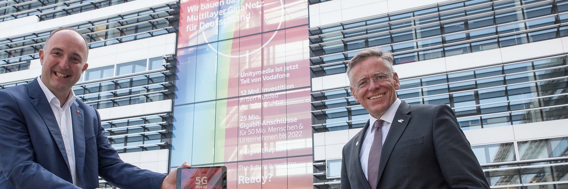 Petrauschke (rechts) und Stephan Schneider von der Vodafone Deutschland GmbH in Düsseldorf.