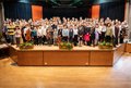 Gruppenfoto der teilnehmenden Kinder auf einer Bühne