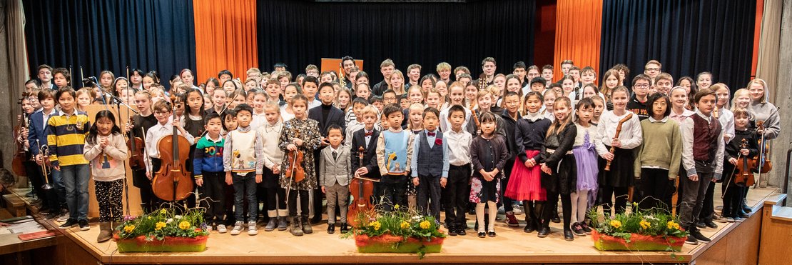 Gruppenfoto der teilnehmenden Kinder auf einer Bühne