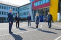 Infektionsschutz-Team des Kreisgesundheitsamts stehen vor dem Kreisgebäude in Grevenbroich weit von einander entfernt