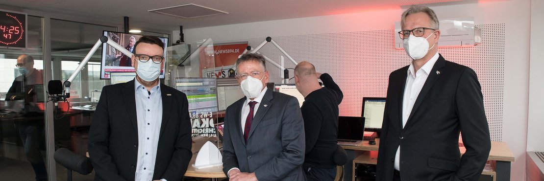 Gruppenfoto im Radiostudio: Tony Kaufmann, Hans-Jürgen Petrauschke, Dirk Brügge 