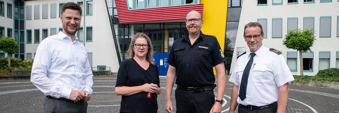  Kreisdezernent Martin Stiller, Birgit Nießen, Leiter des Amtes für Ordnung und Sicherheit Marcus Mertens und Kreisbrandmeister Michael Wolff vor dem Kreishaus in Grevenbroich