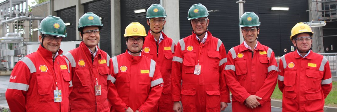 Gruppenfoto mit Kreisdirektor Dirk Brügge (3.v.r.) bei seinem Besuch der Wasserstoff-Elektrolyse auf dem Gelände des Shell Energy and Chemicals Parc Rheinland