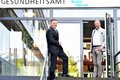 Landrat Hans-Jürgen Petrauschke und Kreisdirektor Dirk Brügge stehen an einem Eingang zu einem Verwaltungsgebäude.