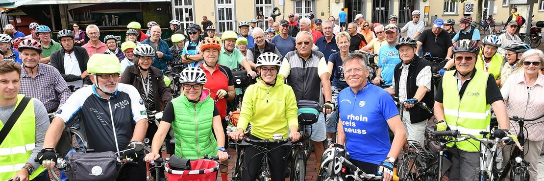 Große Personengruppe mit Fahrrädern