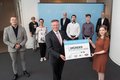 Landrat Hans-Jürgen Petrauschke, Kreisdirektor Dirk Brügge und Jury-Vorsitzende Hildegard Fuhrmann mit  Neu-Unternehmern