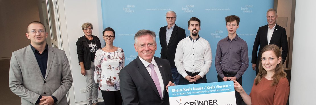 Landrat Hans-Jürgen Petrauschke, Kreisdirektor Dirk Brügge und Jury-Vorsitzende Hildegard Fuhrmann mit  Neu-Unternehmern