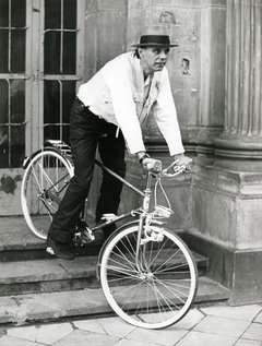 Josephs Beuys auf Fahrrad