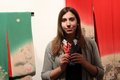Weibliche Person hält Kunstgegenstände hoch